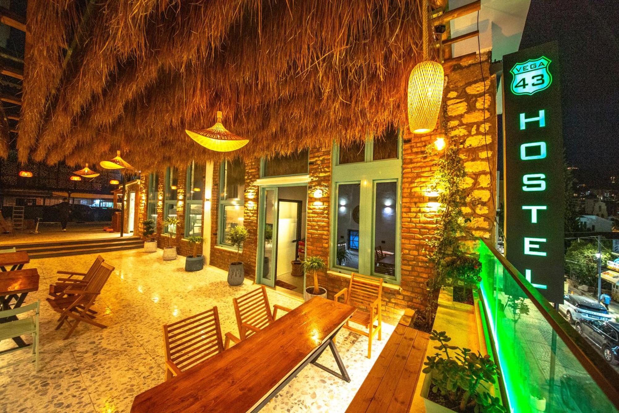 Vega 43 Hostel Sarandë エクステリア 写真