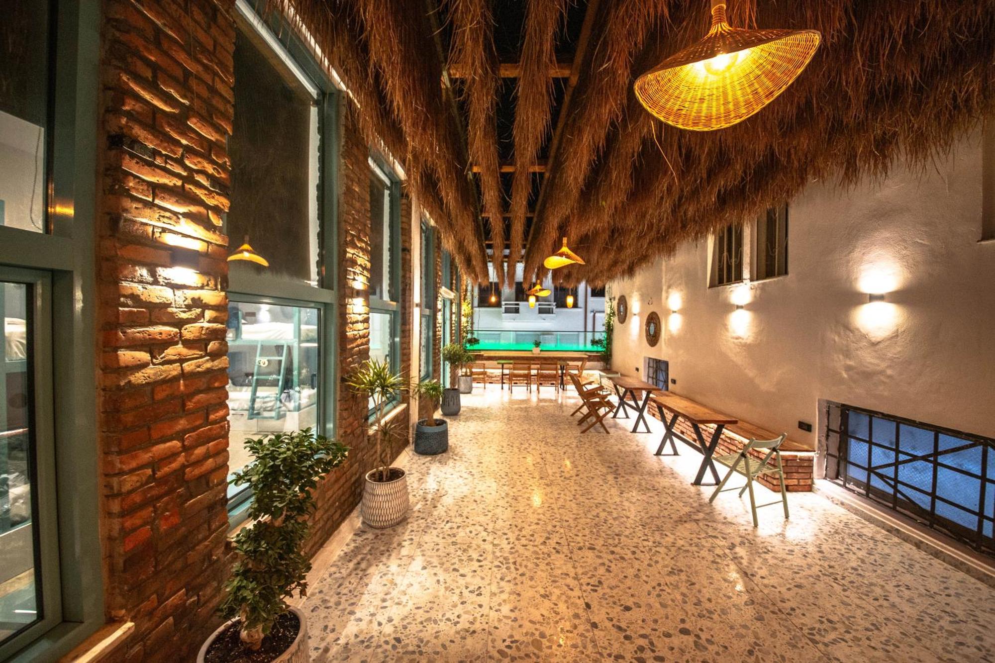 Vega 43 Hostel Sarandë エクステリア 写真