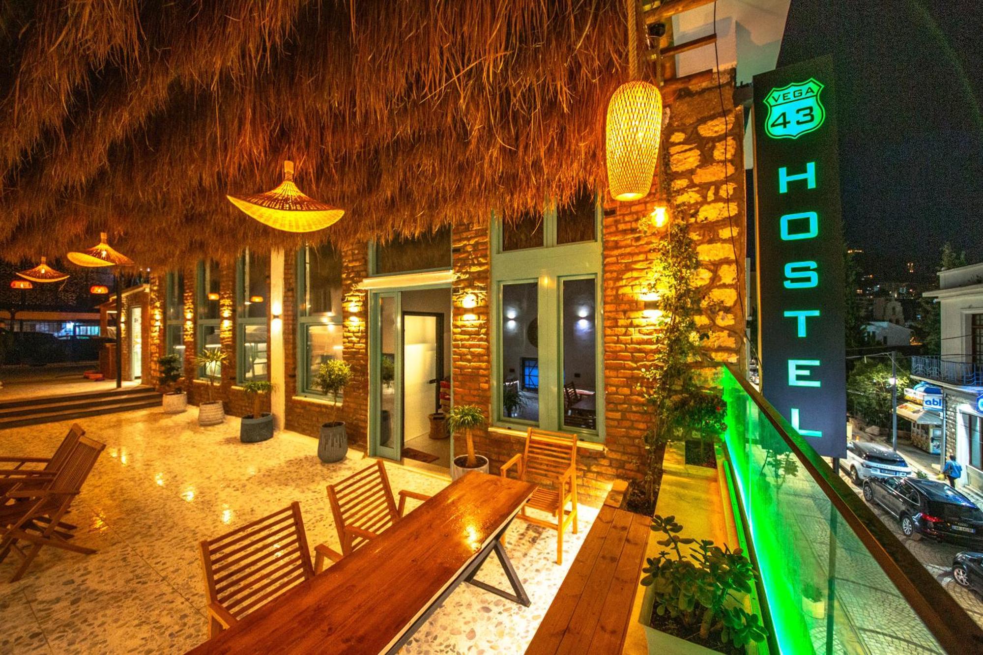 Vega 43 Hostel Sarandë エクステリア 写真