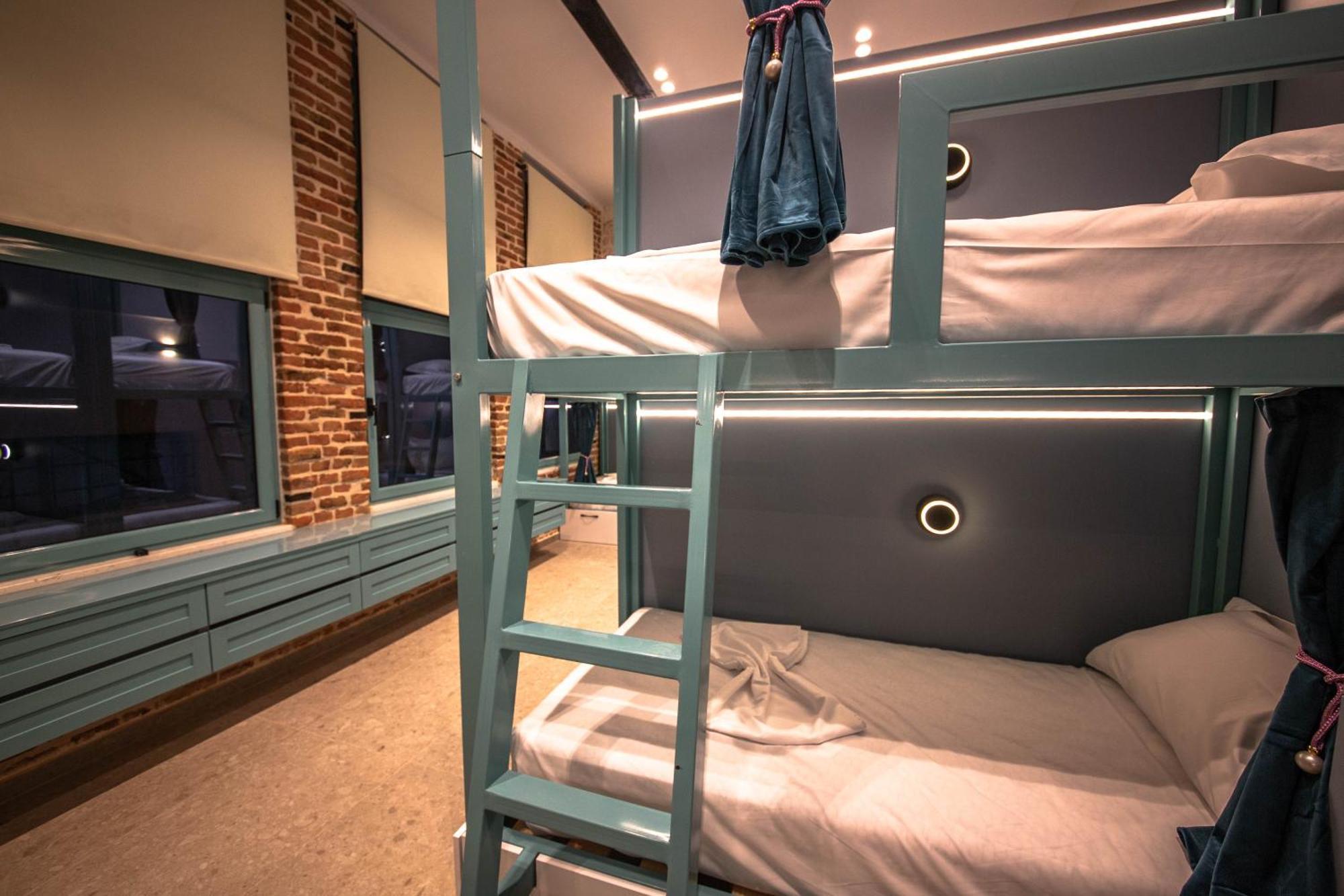 Vega 43 Hostel Sarandë エクステリア 写真